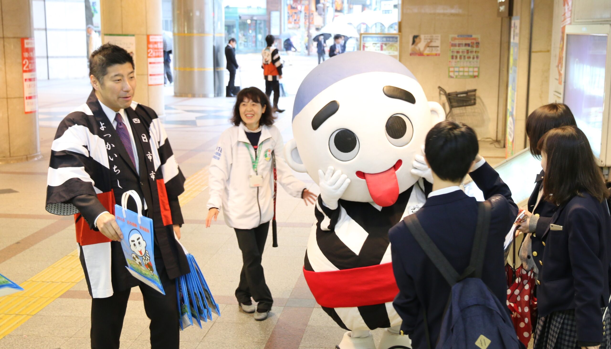 高校総体開催100日前   森市長とこにゅうどうくんがPR活動