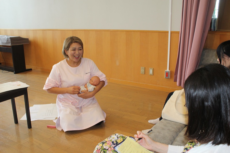 出産前に母乳育児学ぼう　講座開き母親支援の助産師・葛西さん