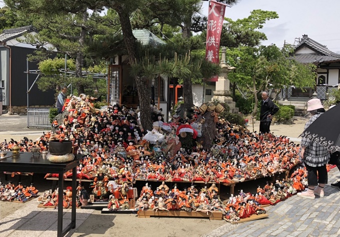 思いのこもった人形を見送る　四日市の円楽寺で供養祭