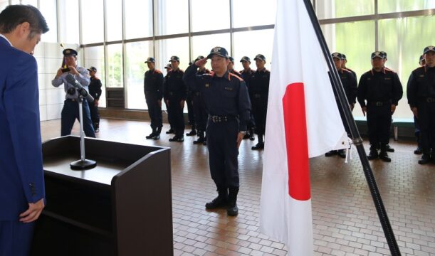 サミットへ四日市市から消防部隊派遣　市役所で出発式