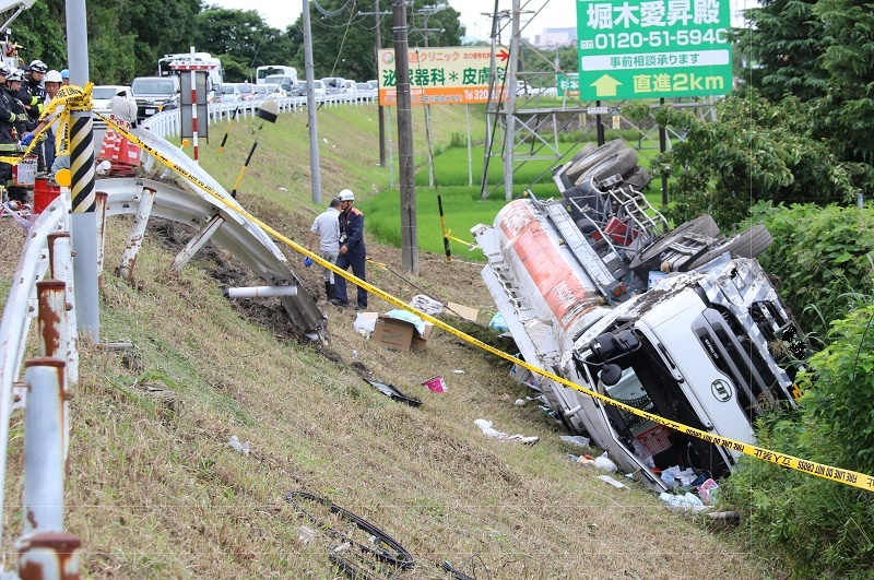 湯の山街道でタンクローリー横転　軽油の一部が漏れ出す