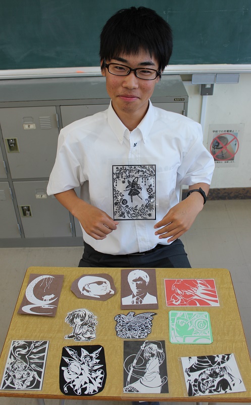 切り絵に夢中　複雑な模様も