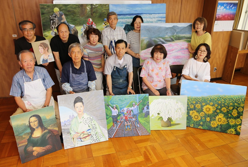 作品展へ向け仕上げに励む　三重丘の会