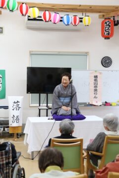 模擬店や落語などで笑顔あふれる　花びよりでふれあい祭り
