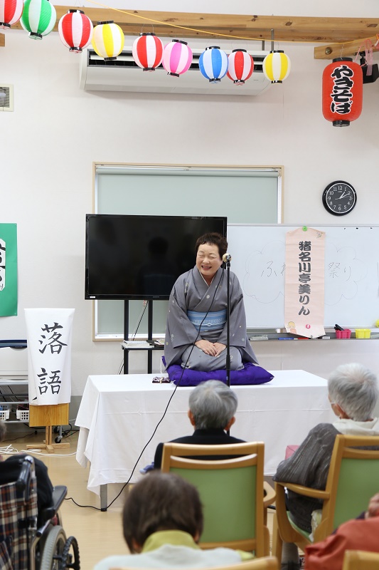 模擬店や落語などで笑顔あふれる　花びよりでふれあい祭り