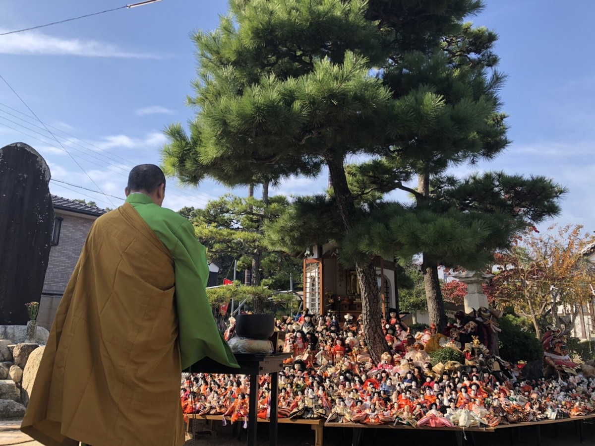 愛した人形を供養　日永の円楽寺で供養祭