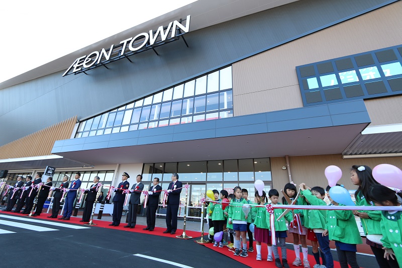 イオンタウン四日市泊グランドオープン 　待ちわびた人でにぎわう