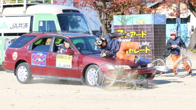 スタントマンによる事故再現　港中で交通安全教室