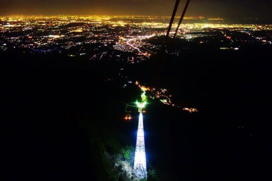 山上から眺める夜景　御在所ロープウエイがクリスマスナイター運転