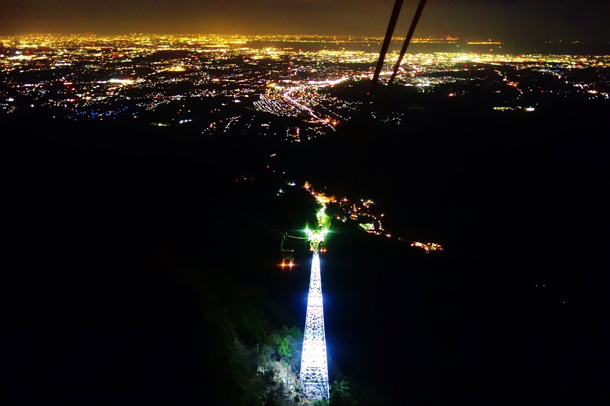 山上から眺める夜景　御在所ロープウエイがクリスマスナイター運転