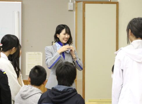 仕事を紹介し児童が体験も　浜田小でANAグループが航空教室