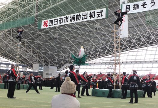 力強い動きに歓声　四日市市消防出初式
