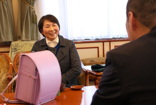 タケコシ商事がランドセルと文具を寄贈　今回で63回目