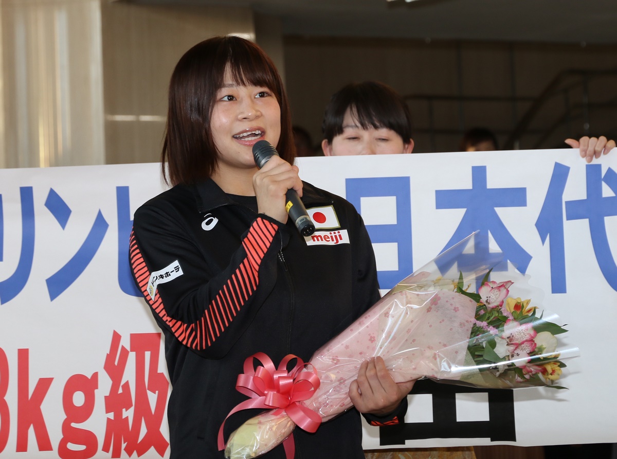 東京2020オリンピックレスリング女子53キロ級代表内定　向田真優さんが四日市市役所訪問