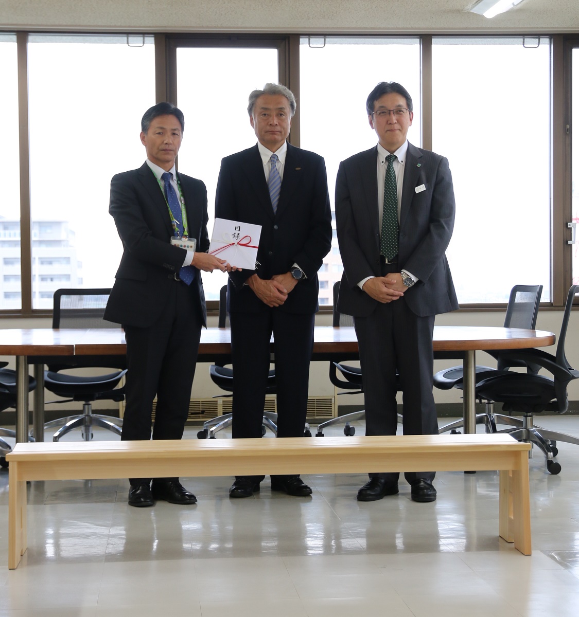 木製ベンチ15台を寄贈　三重県森林組合連合会と農林中央金庫