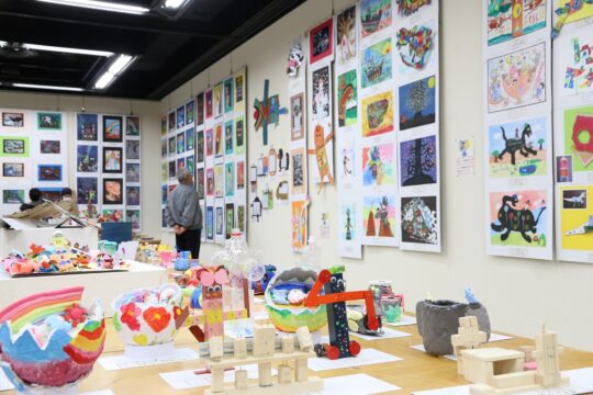 授業や部活動での作品を紹介　第56回三泗小・中学校美術展覧会