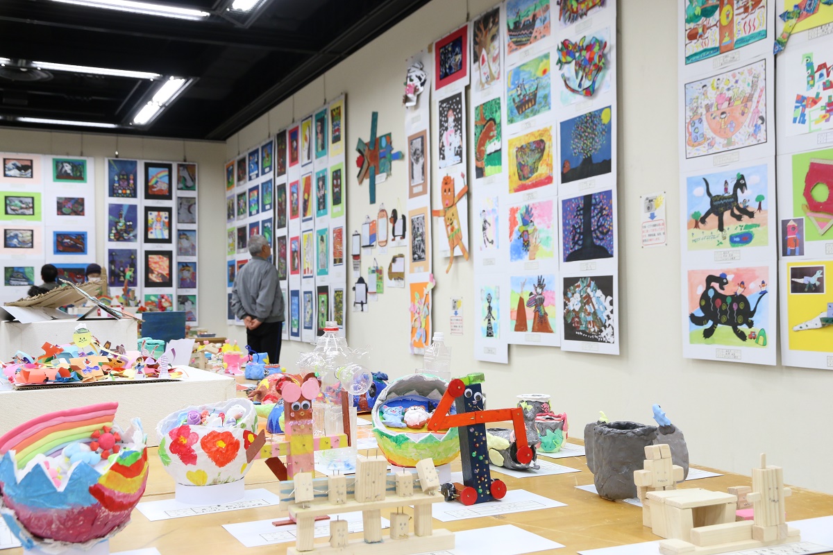 授業や部活動での作品を紹介　第56回三泗小・中学校美術展覧会