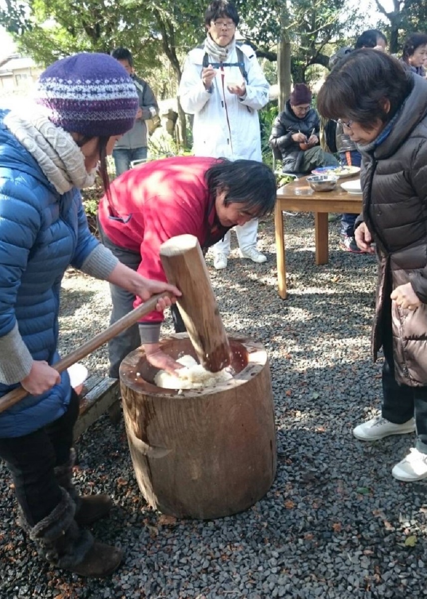 昔ながらの餅つき　1月19日竈の家で