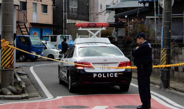 男性が背中刺され死亡　男が刃物を持って逃走中