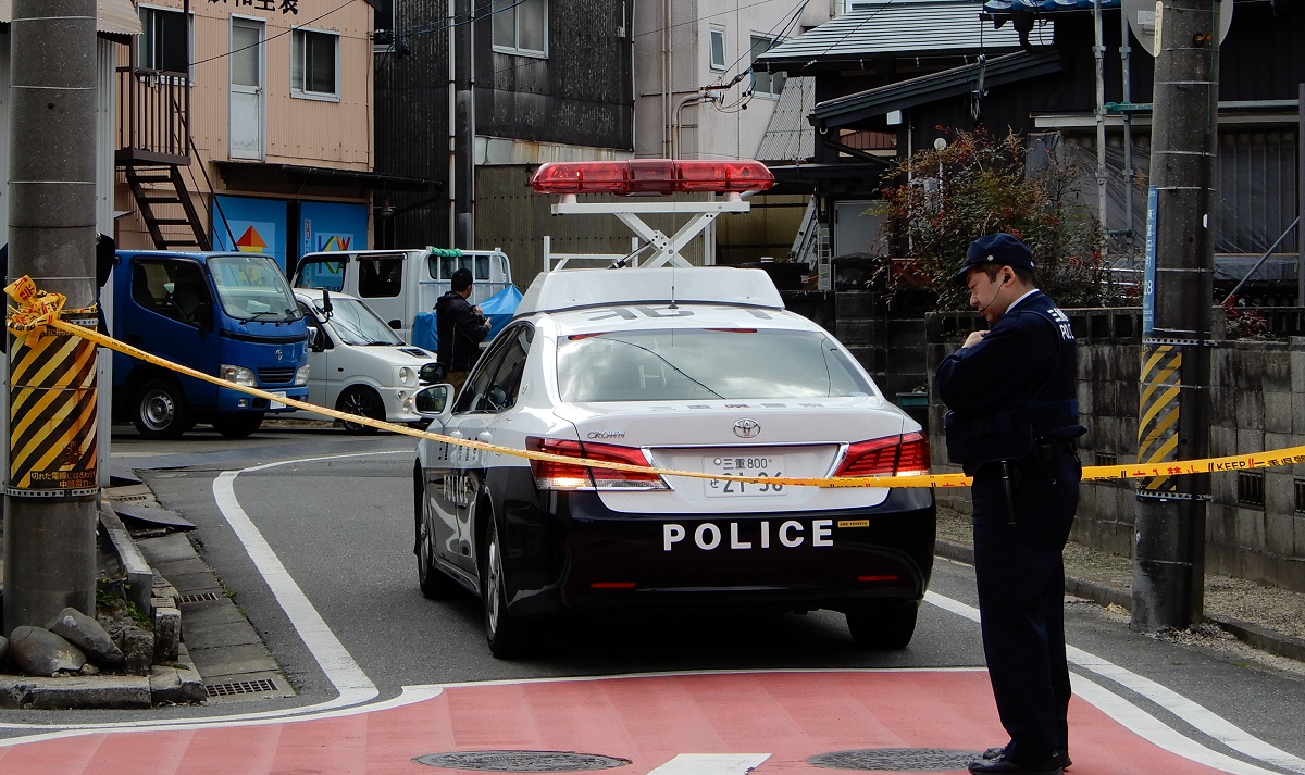 男性が背中刺され死亡　男が刃物を持って逃走中