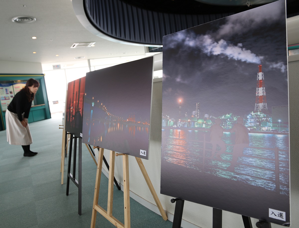 工場夜景のパネルを展示　うみてらす14で企画