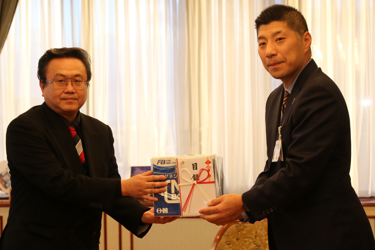 帰宅困難者対策に役立てて　四日市理容師会が市へ寄贈