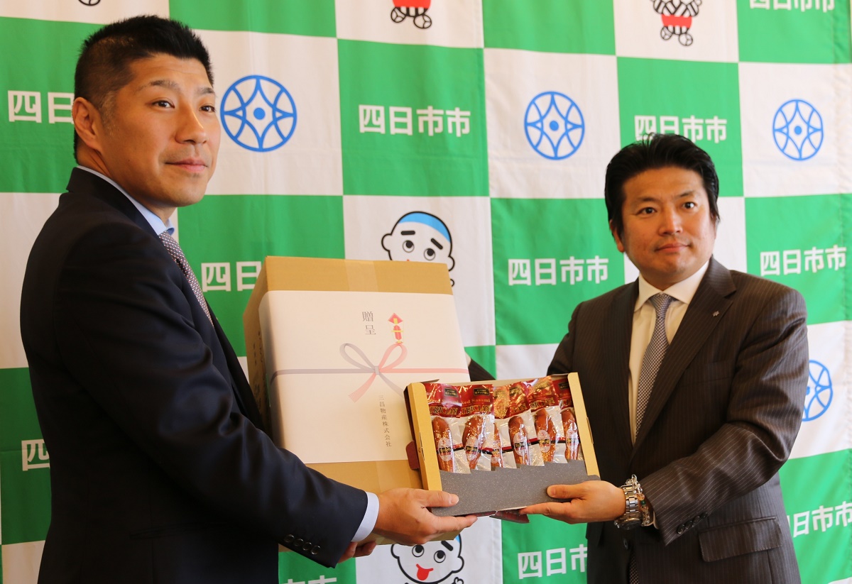 ササミパワーで優勝を　三昌物産が応援物品贈呈