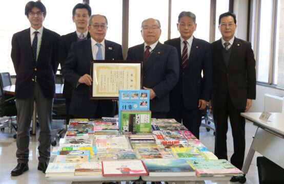 市内の公立中学校へ図書寄贈　四日市ライオンズクラブ