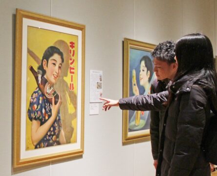 戦前のポスターなど紹介　「昭和」の企画展開催中