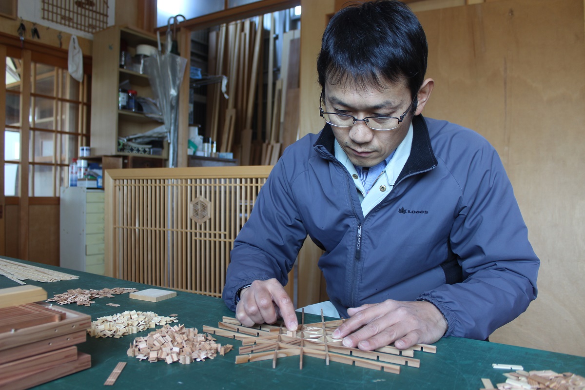 技術継承と環境への思い語る　組子細工職人・黒田裕次さん