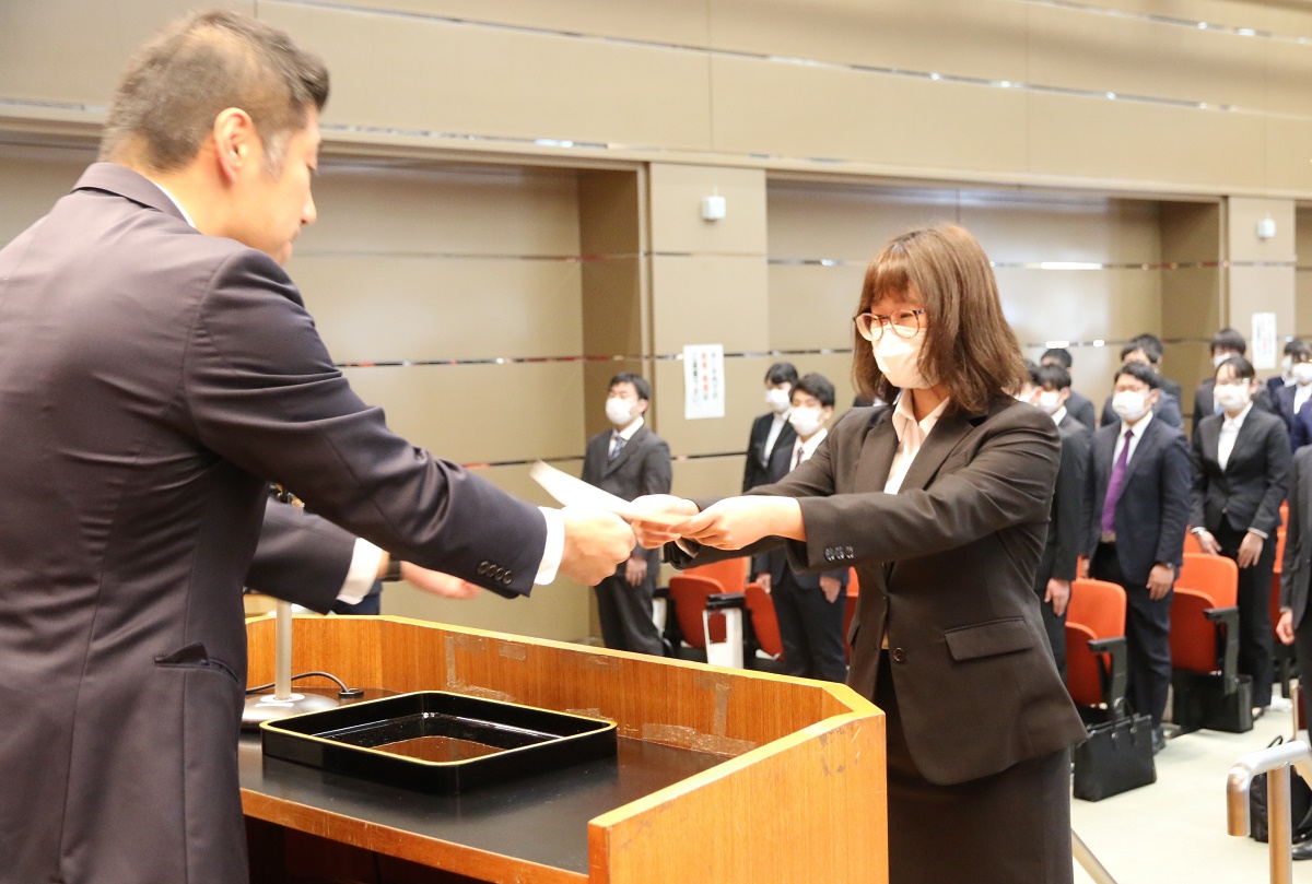 やる気と意欲を持って臨む　四日市市が新規採用職員辞令交付式