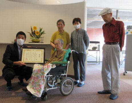 四日市市内最高齢109歳の山口さん　森市長が敬老訪問