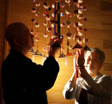 新型コロナ収束願いこめる　「つるしびな」を垂坂観音寺へ奉納