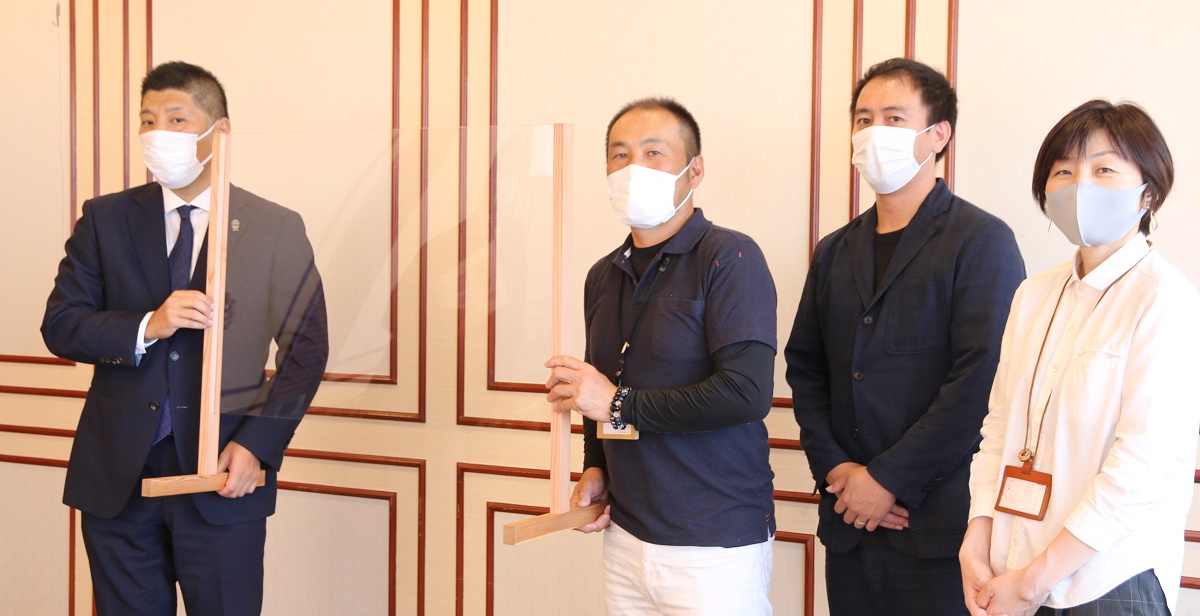 新型コロナ対策に　三重県産杉使用の飛沫防止パネル寄贈　