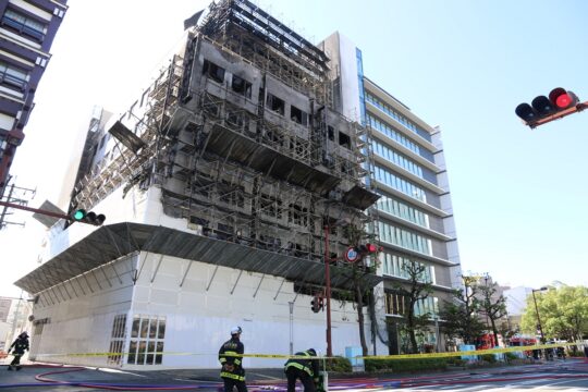 解体工事中のビルから出火　近鉄四日市駅近く