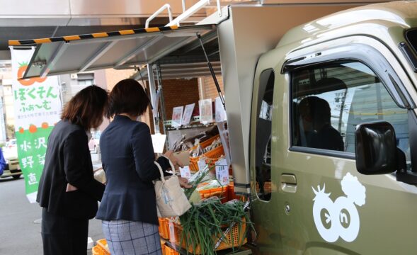 地元産野菜の直売活動支援　北伊勢上野信金が営業店駐車場を販売場所に活用
