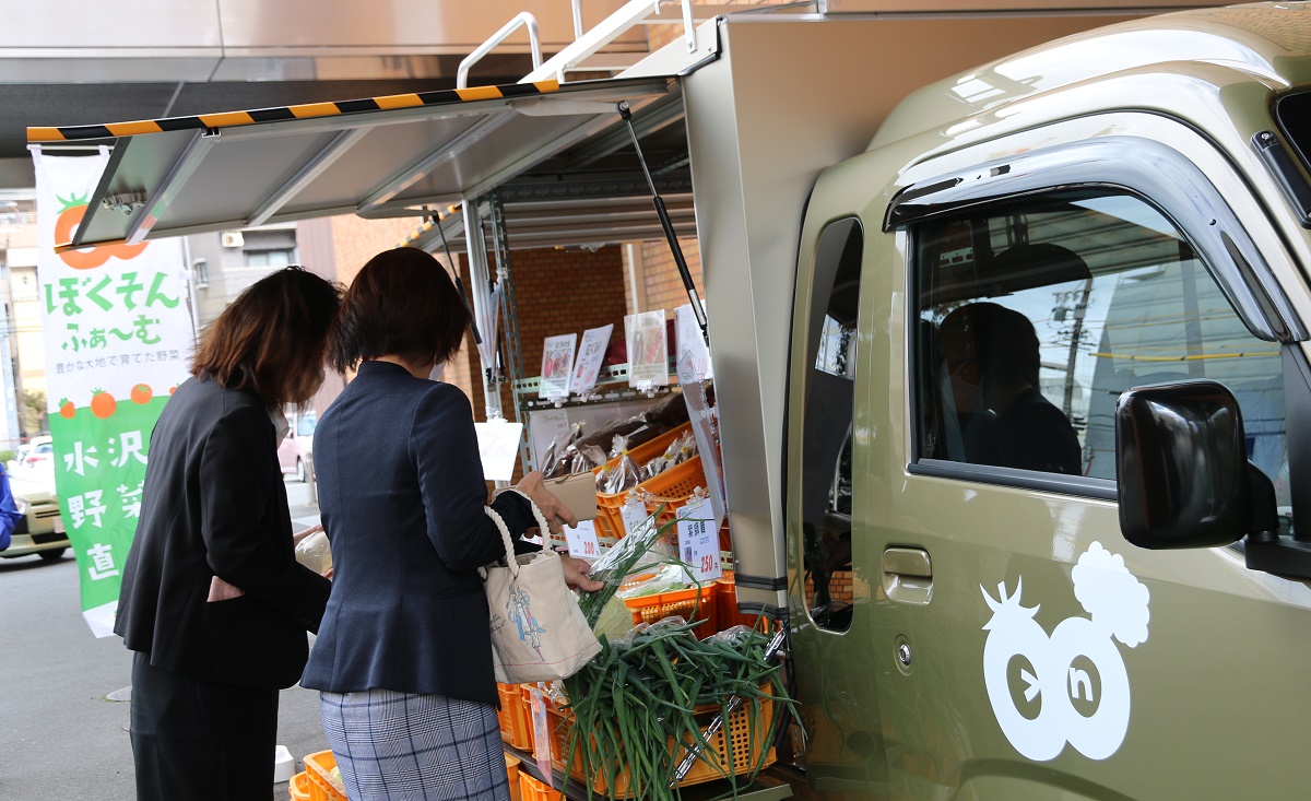 地元産野菜の直売活動支援　北伊勢上野信金が営業店駐車場を販売場所に活用
