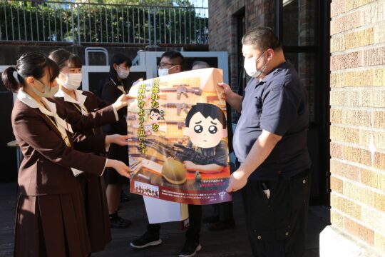 「喜んでもらえてうれしい」　四商生が商店街店舗ポスター作成
