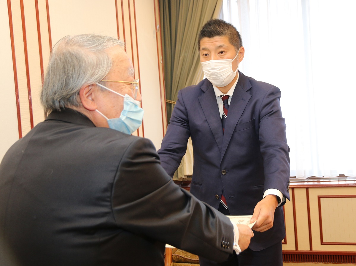 「元気都市四日市に導く」　森氏に当選証書付与