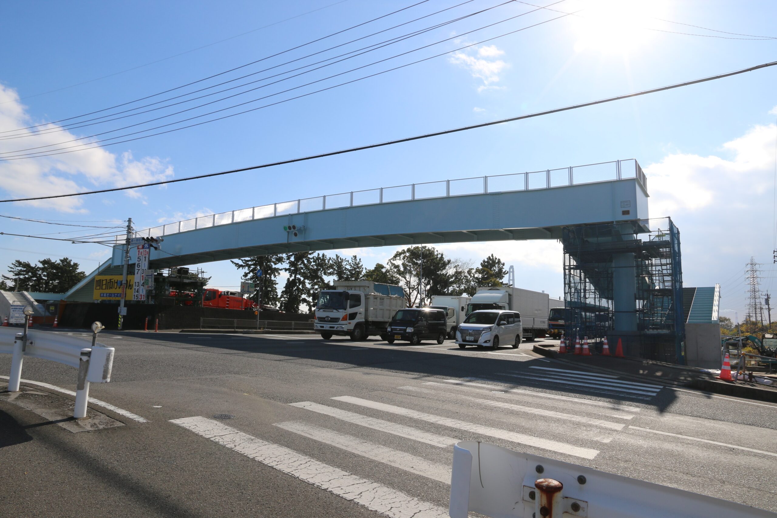 国体に向け歩道橋設置　深夜の工事で予定通り