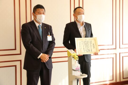 足踏み式手指消毒アルコールスタンドを寄贈　株式会社トピア