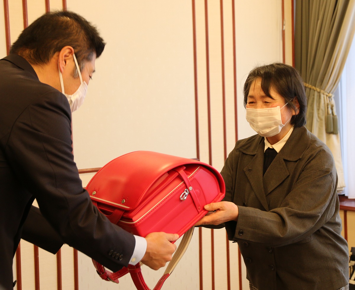 児童福祉施設入所中の新入学児童にランドセルを　タケコシ商事が64回目の寄贈