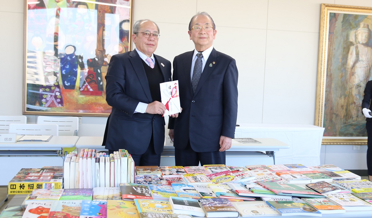 読書活動振興のため図書を寄付　四日市ライオンズクラブ