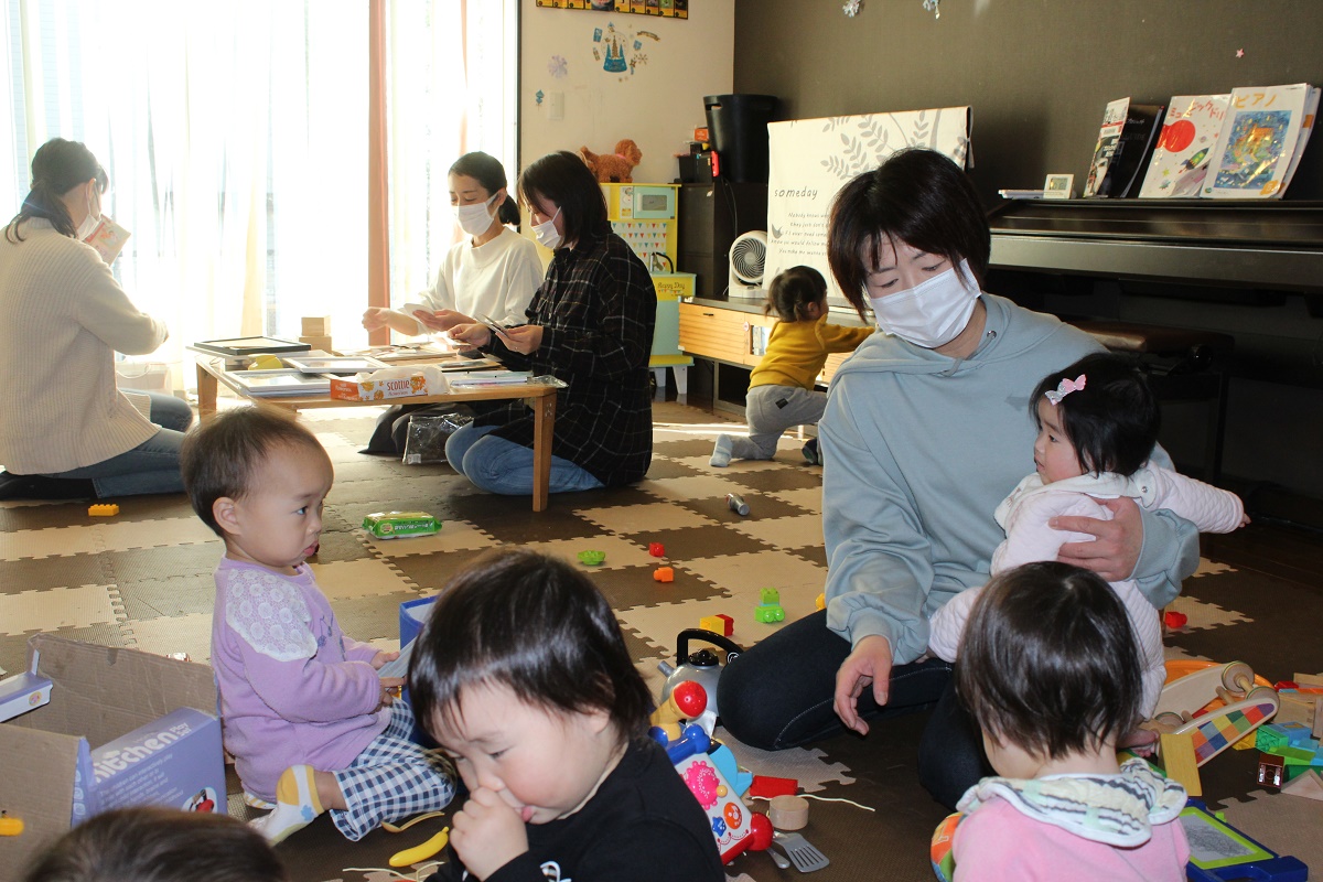 孤独な子育て支える　オンラインと対面で