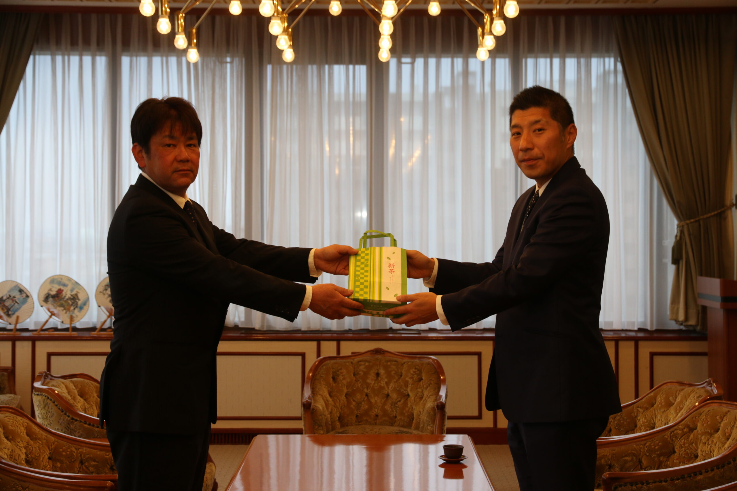 四日市市へ新茶を寄贈　水沢町の安田製茶
