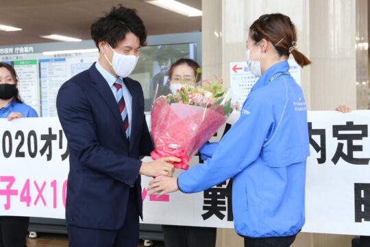 東京オリンピック2020出場内定　四日市出身競泳の難波暉選手　市役所へ表敬訪問