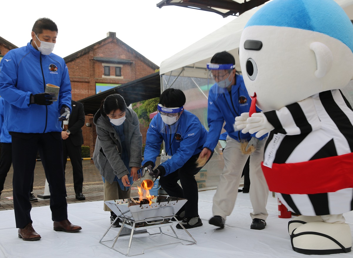 四日市で国体の「炬火」採火イベント　マイギリで火起こす
