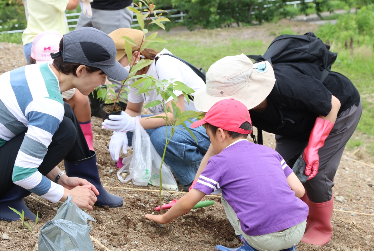 「育つのが楽しみ」　マリーナ河芸で植樹祭