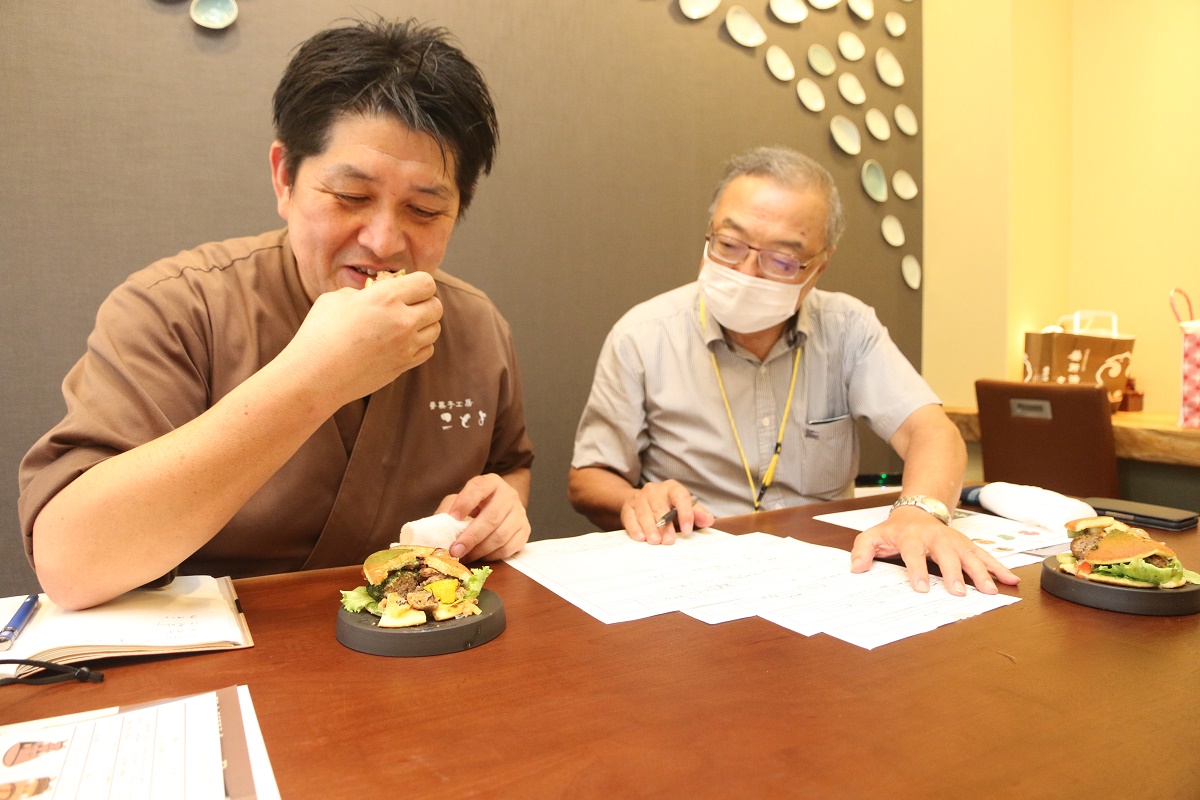 調理方法アイデア出し合う　嘉喜家で「どら焼きバーガーを楽しむ会」