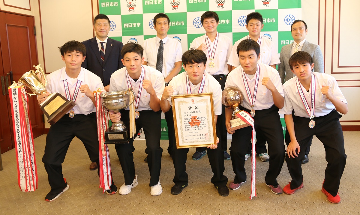 全国高校総体で優勝　四中工水球部が表敬訪問